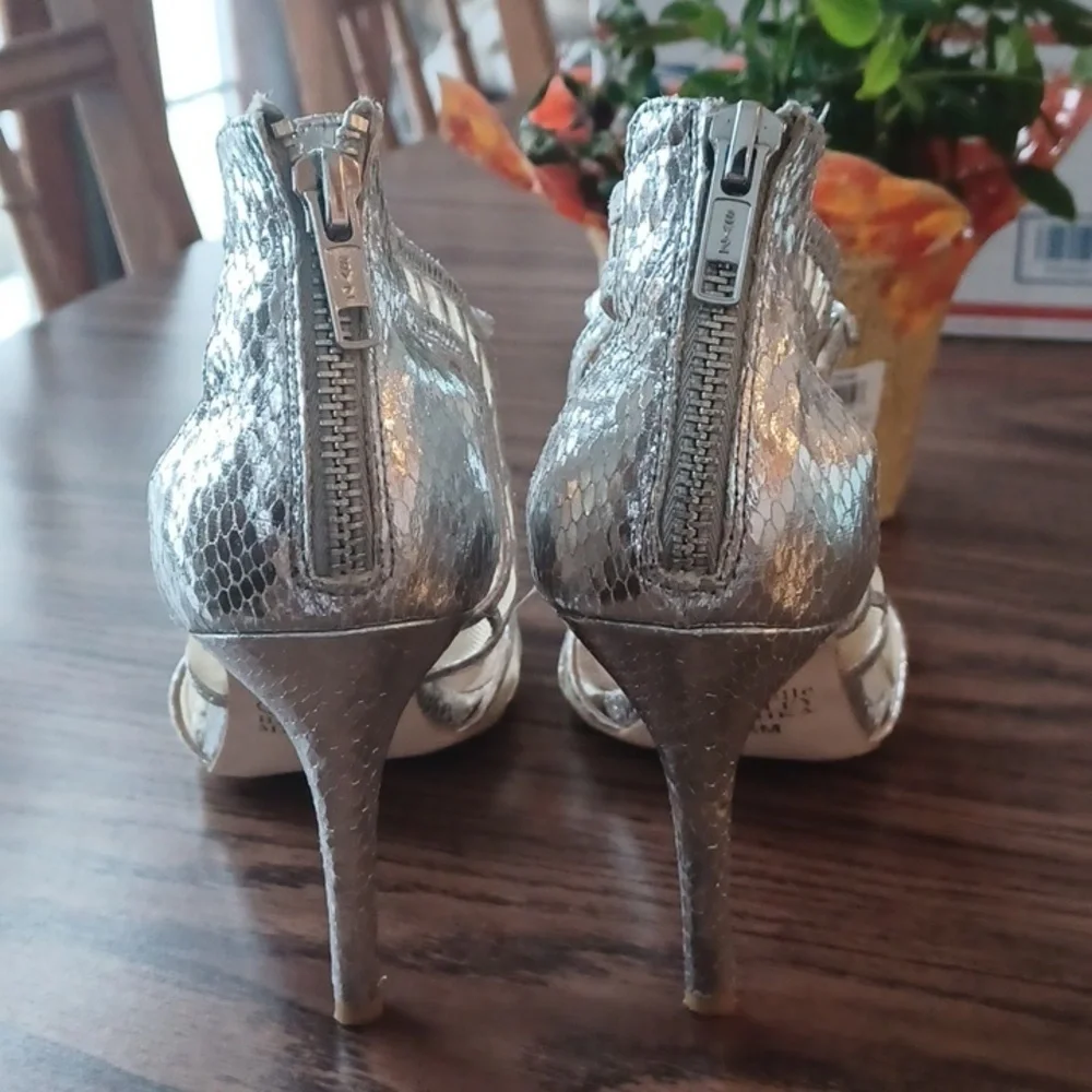 Rare Badgley Mischka strappy sandals, silver, 4